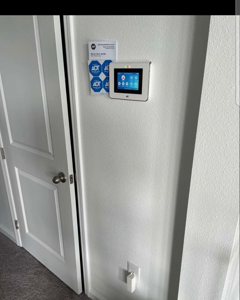 Teclado de control de acceso y lector de tarjetas en la entrada de un negocio moderno