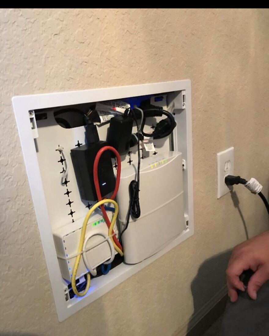 Instalación de cableado de bajo voltaje limpia y organizada en progreso con herramientas profesionales