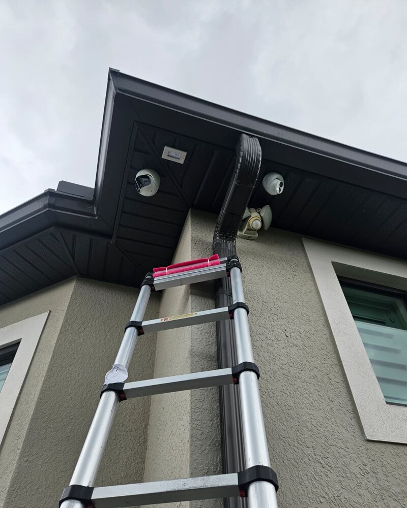 Cámara de seguridad instalada profesionalmente con cableado limpio en una propiedad de Central Florida