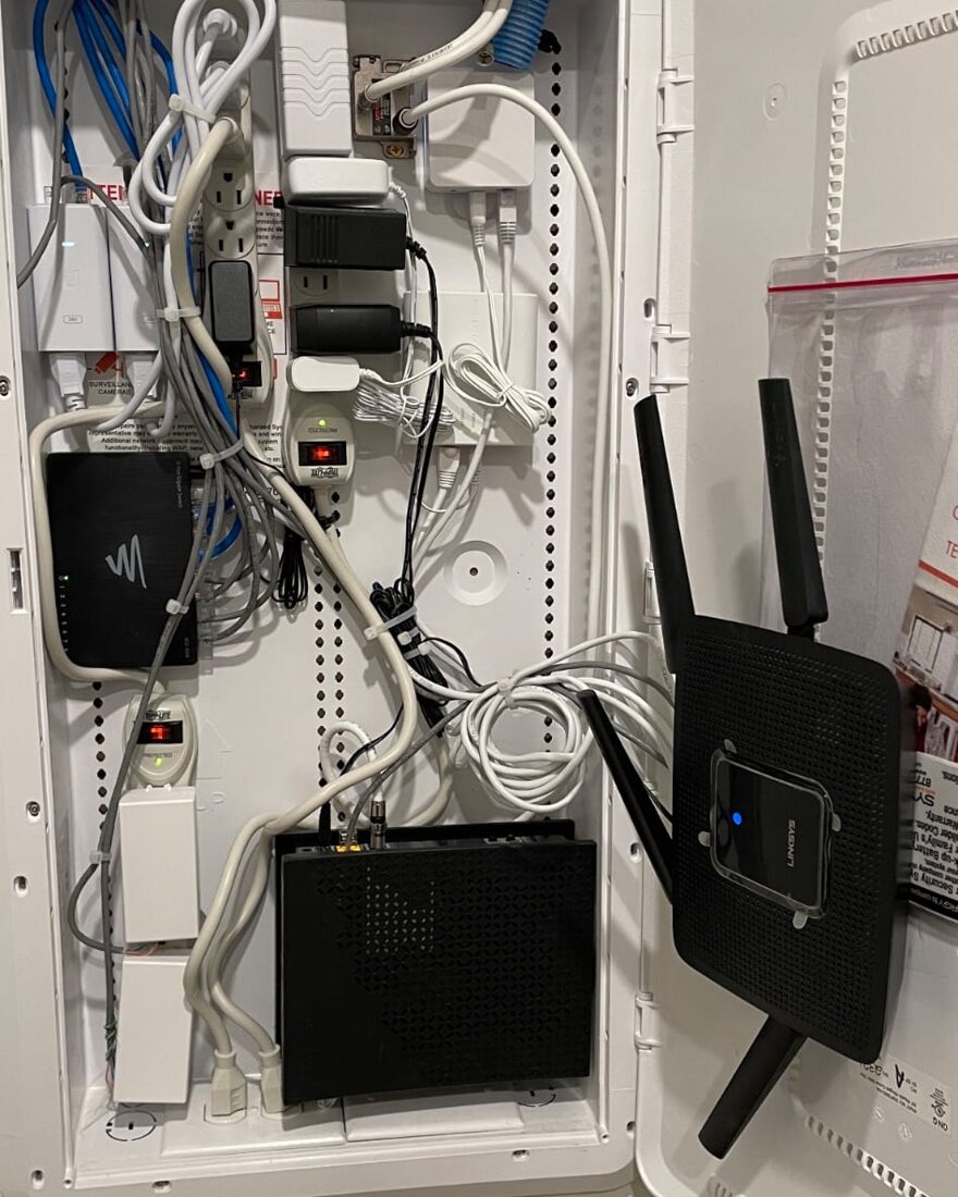 Rack de red ordenado con cableado estructurado y equipos de red modernos
